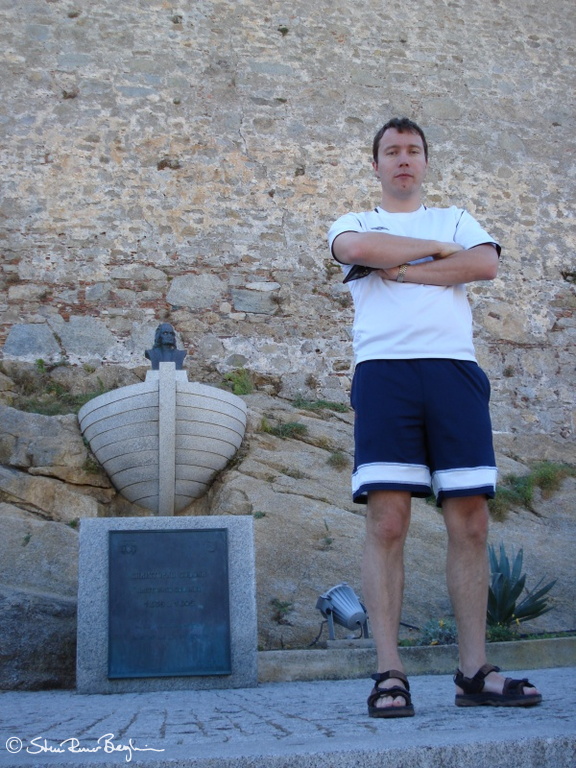 Here too: An unhappy man from Hyen in front of the Columbus statue in Calvi