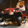Gigant bil med Sheikh Zayed i bakgrunnen.