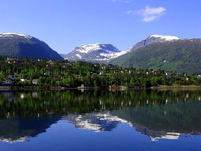 Gloppefjorden med Åsen og Fitjefjella i bakgrunnen