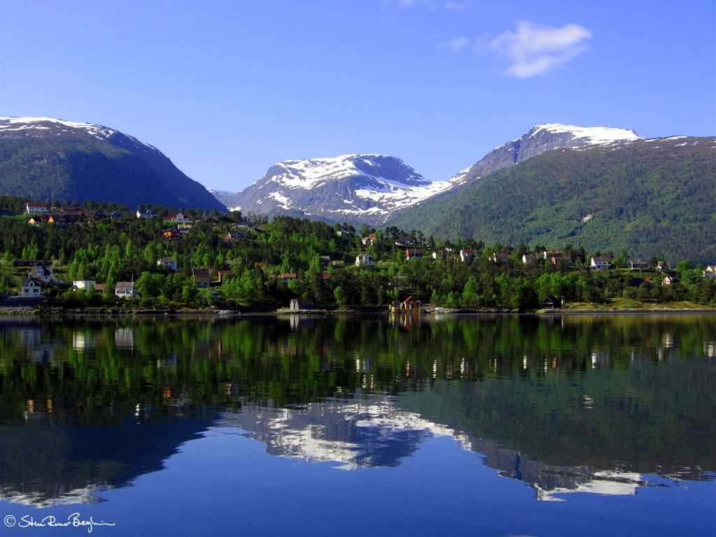 Gloppefjorden med Åsen og Fitjefjella i bakgrunnen
