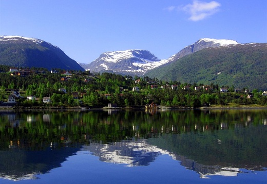 Gloppefjorden med Åsen og Fitjefjella i bakgrunnen