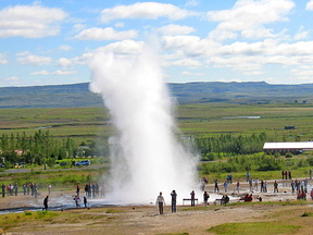 Minor Strokkur blow out makes nasty mass-tourist reconsider viewing distance