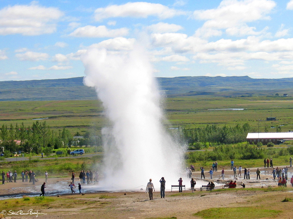 Minor Strokkur blow out makes nasty mass-tourist reconsider viewing distance