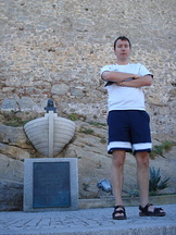 Here too: An unhappy man from Hyen in front of the Columbus statue in Calvi