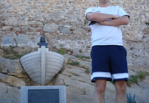 Here too: An unhappy man from Hyen in front of the Columbus statue in Calvi