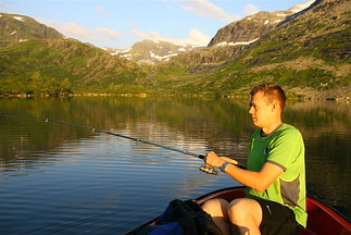 Ove fiskar med Blådalen som bakgrunn