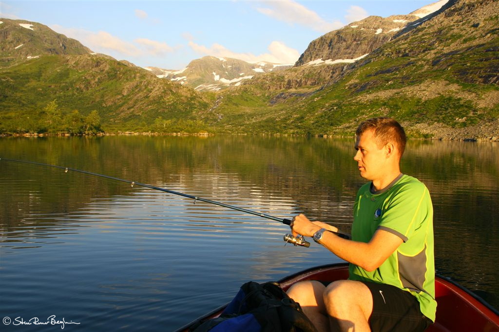 Ove fiskar med Blådalen som bakgrunn