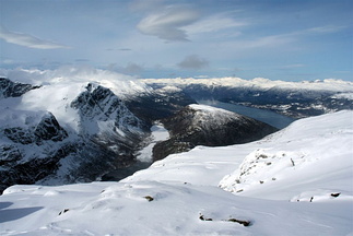 Utsikt mot Langedalen og Arnestadfjellet frå Svarte Kari