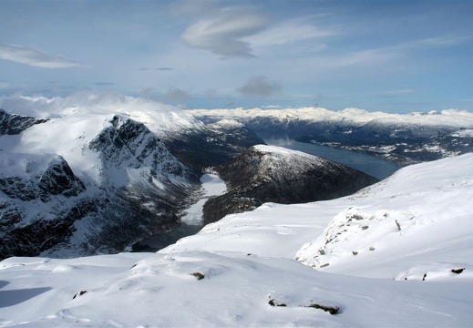 Utsikt mot Langedalen og Arnestadfjellet frå Svarte Kari