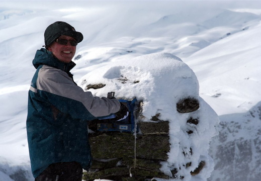 Harald ved varden på Svarte Kari - snøføyk