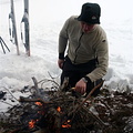 Harald nører opp eit bål nede i lia ovanfor Mardalsveslestøylen etter endt skitur