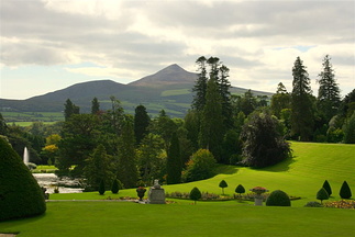 Powerscourt med Great Sugarloaf Mountain i bakgrunnen