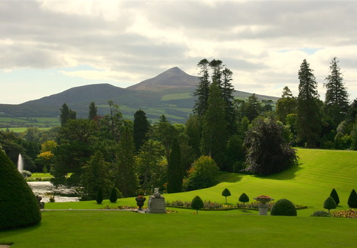 Powerscourt med Great Sugarloaf Mountain i bakgrunnen