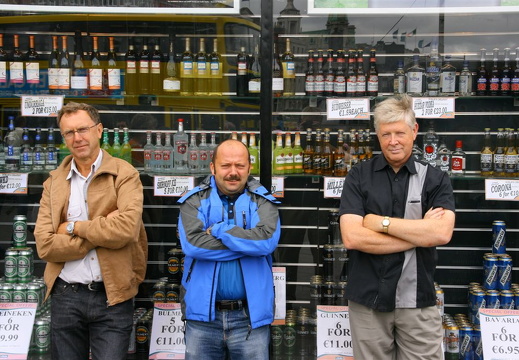 Tre menn og ein alkoholbutikk