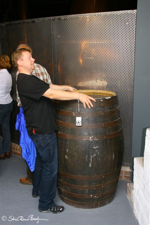 Frode prøvar ekstatisk å lyfte ei tønne Whisky