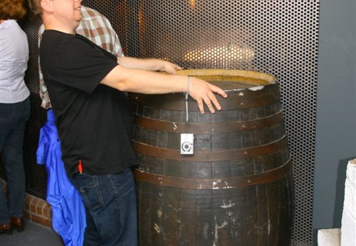Frode prøvar ekstatisk å lyfte ei tønne Whisky