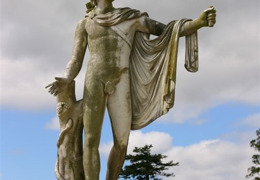 Statue med realistisk dimensjonert fikenblad