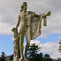 Statue med realistisk dimensjonert fikenblad