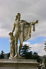 Statue med realistisk dimensjonert fikenblad