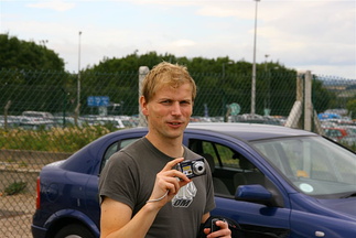 Thomas gjer seg klar til avreise frå flyplassen