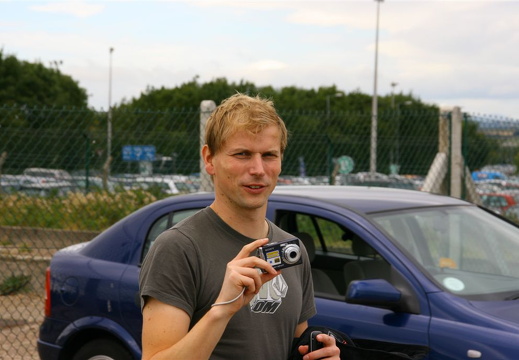 Thomas gjer seg klar til avreise frå flyplassen