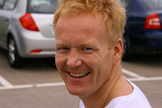 Atle med eit nervøst smil før EG sette meg bak rattet