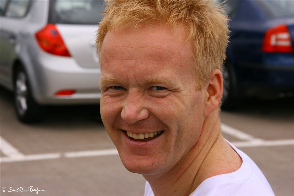 Atle med eit nervøst smil før EG sette meg bak rattet