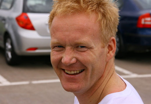 Atle med eit nervøst smil før EG sette meg bak rattet
