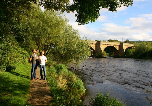 Thomas og Atle i naturleg positur ved Tyne
