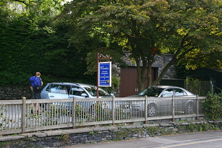 Parkeringsplass for fire bilar i følgje innehavaren av Wanslea B&B
