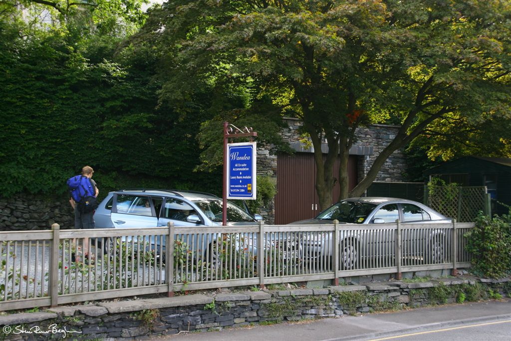 Parkeringsplass for fire bilar i følgje innehavaren av Wanslea B&B