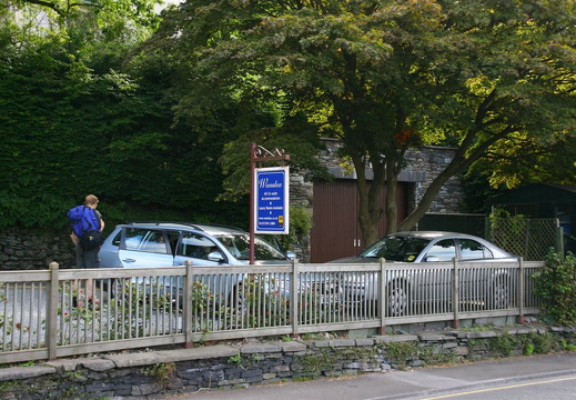 Parkeringsplass for fire bilar i følgje innehavaren av Wanslea B&B