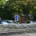 Parkeringsplass for fire bilar i følgje innehavaren av Wanslea B&B