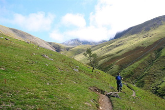 Håvard i bakken opp til Scafell Pike