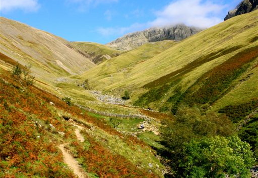 Stigninga mot Scafell Pike i kveldslys