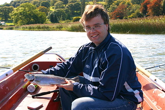 Håvard (t.h.) og ein regnbogeaure (t.v.)