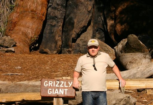 Idar in front of the Grizzly Giant sequoia