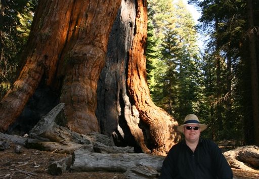 Runar in front of the Grizzly Giant