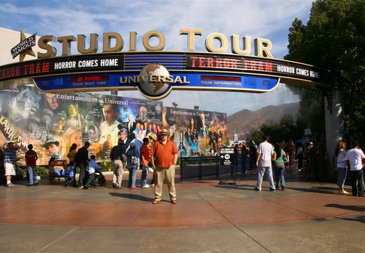 Runar in front of Universal Studio Tours entrance