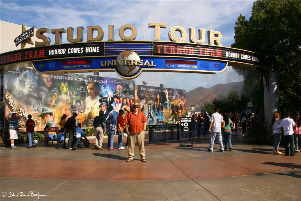 Runar in front of Universal Studio Tours entrance