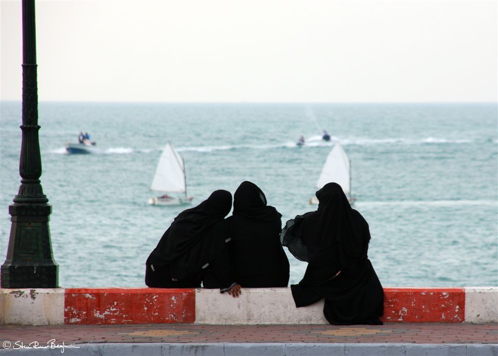 Emirati women sneak-peeking at local sportsmen