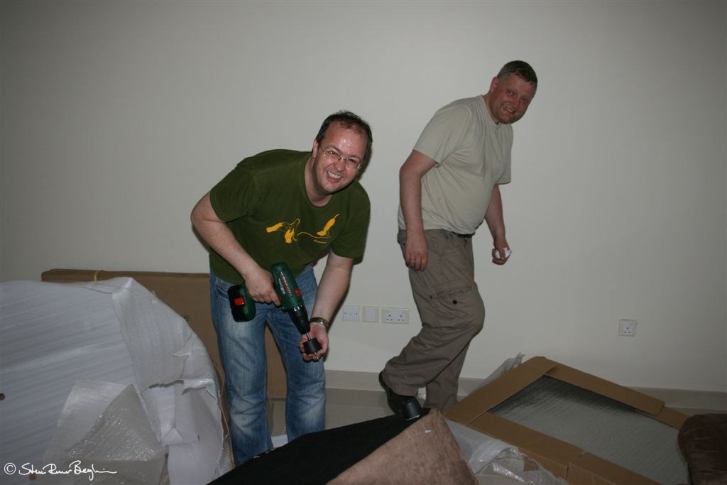 Frank og Tor Gunnar skrur sofa