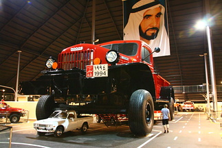 Gigant bil med Sheikh Zayed i bakgrunnen.
