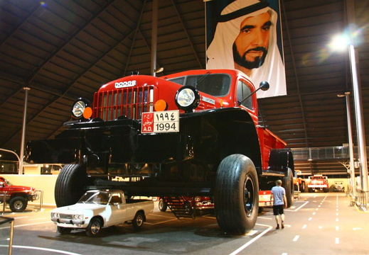 Gigant bil med Sheikh Zayed i bakgrunnen.