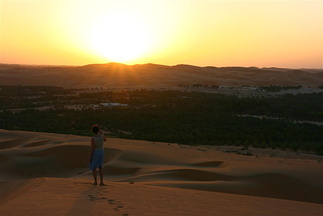 Hanne i solnedgong i Liwa