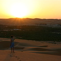 Hanne i solnedgong i Liwa