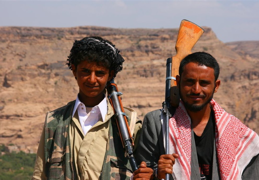 Two friendly Yemenis with rifles