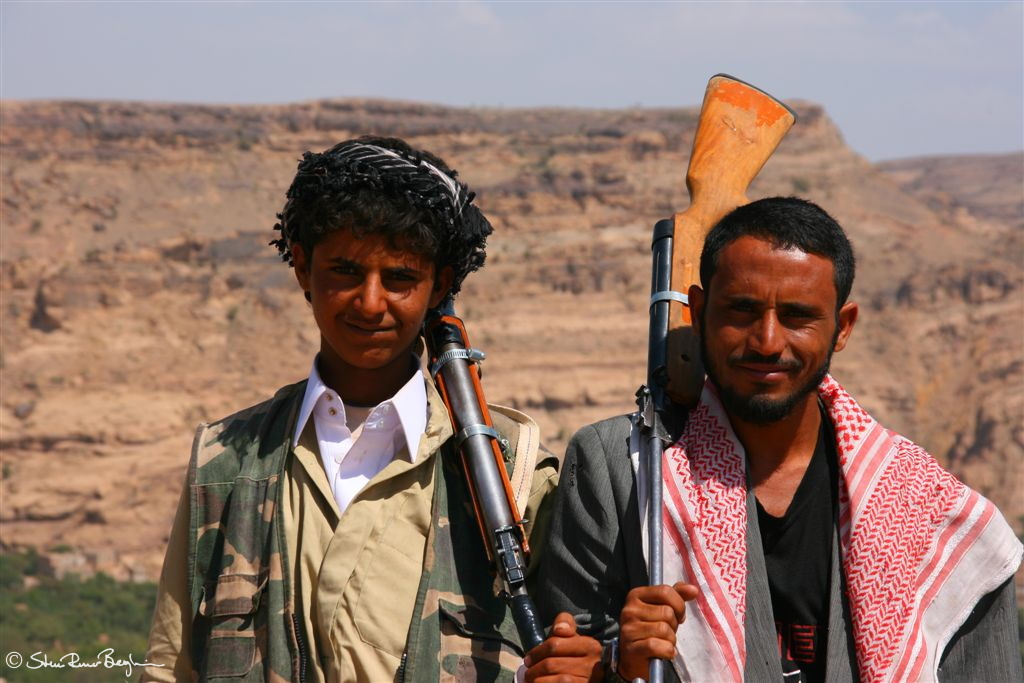 Two friendly Yemenis with rifles