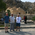 Tres turistas outside UAE's oldest mosque