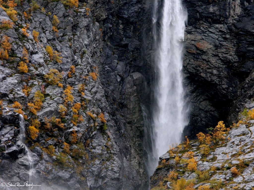 Waterfall in Kjenndalen
